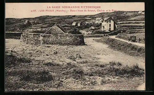 AK Les Pieux, Dans l`Anse de Sciotot, Chalets et le Fort