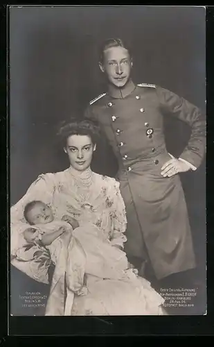 AK Kronprinz Wilhelm und Kronprinzession Cecilie mit ihrem Baby