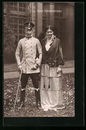 AK Das deutsche Kronprinzenpaar auf einem Rasen mit Gänseblümchen