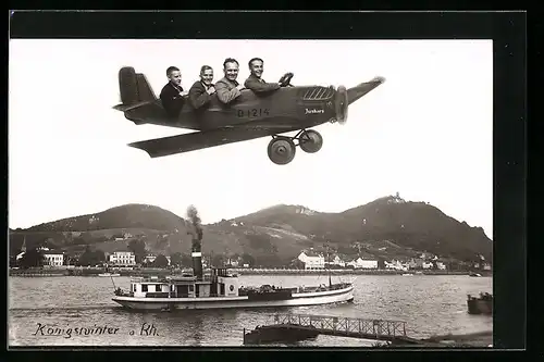 Foto-AK Königswinter a. Rh., Männer im Flugzeug über einem Dampfer in einer Studiokulisse