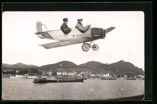 Foto-AK Königswinter, Zwei Männer im Flugzeug in der Luft in einer Studiokulisse