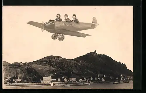 Foto-AK Königswinter, Drei Frauen im Flugzeug Drachenfels in der Luft in einer Studiokulisse