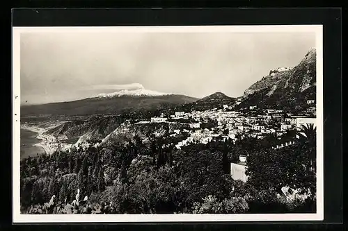 AK Taormina, Gesamtansicht mit Küstenblick