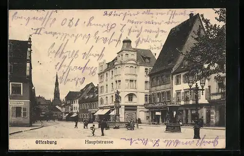 AK Offenburg, Hautpstrasse mit Geschäften, Kirche und Brunnen