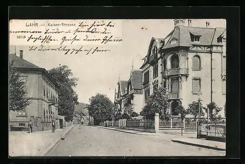 AK Lahr, Kaiser-Strasse mit Passanten