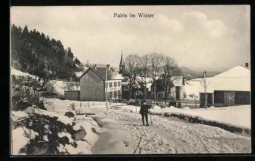 AK Pairis, Ortspartie mit Jungen im Winter