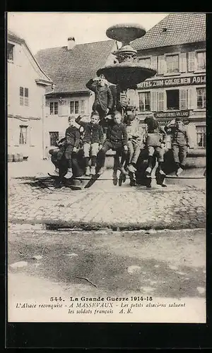 AK Massevaux, L`Alsace reconquise, La Grande Guerre 1914-15, Les petits alsaciens saluent les soldats francais