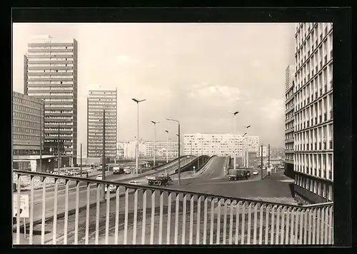 AK Halle /Saale, Thälmannplatz mit Hochstrasse und Hochhäusern