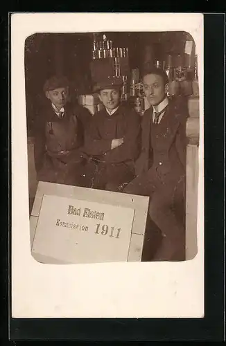 Foto-AK Bad Elster, Drei Herren mit Schild Kommission 1911