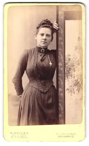 Fotografie H. Hallier, Sydenham, 41 High Street, Junge Frau im Kleid mit Hufeisen-Brosche