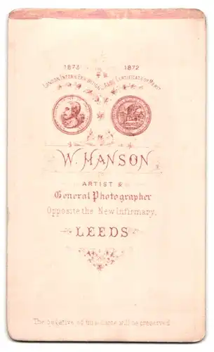 Fotografie W. Hanson, Leeds, Junge Frau mit Duttfrisur und ernstem Blick