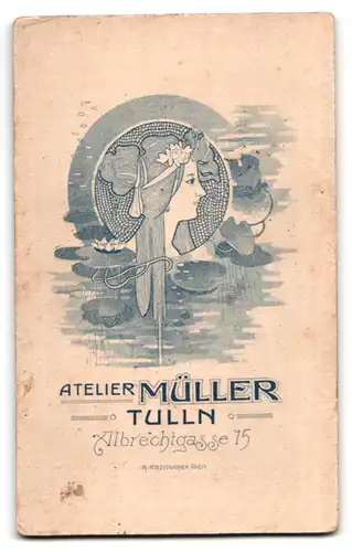 Fotografie Atelier Müller, Tulln, Albrechtgasse 15, Junge Mutter mit Säugling im Taufkleid