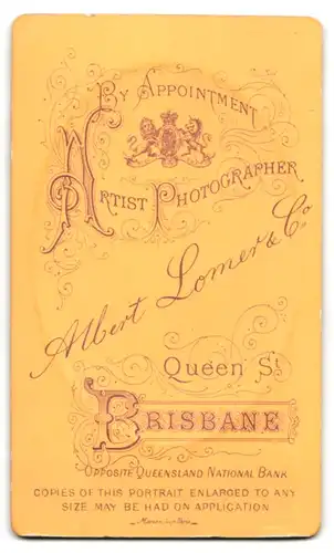 Fotografie Albert Lomer & Co., Brisbane, Queen Street, Junge Dame mit Mittelscheitel und Spitzenkragen