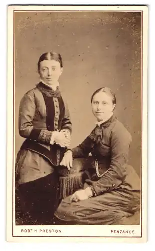 Fotografie Robert H. Preston, Penzance, Zwei junge Mädchen in eleganten Kleidern