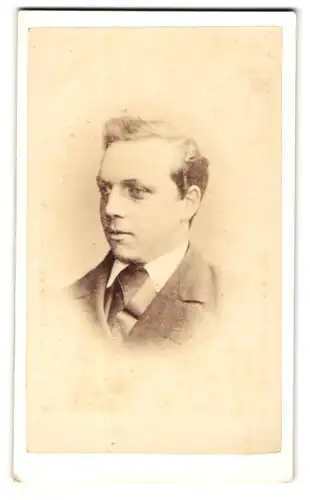 Fotografie E. Wormald, Leeds, Junger Mann mit Seitenscheitel und Binder