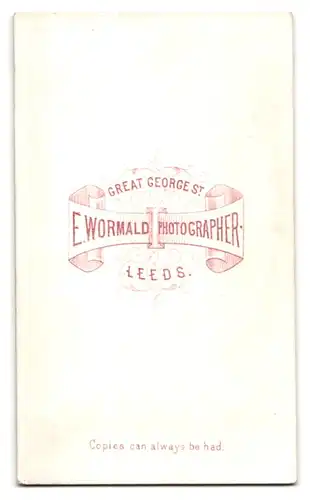 Fotografie E. Wormald, Leeds, Junger Mann mit Seitenscheitel und Binder