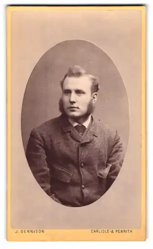 Fotografie J. Dennison, Carlisle, Henry Street, Junger Mann mit Backenbart und Seitenscheitel
