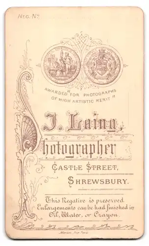 Fotografie J. Laing, Shrewsbury, Castle Street, Junger Mann mit Backenbart im Dreiteiler