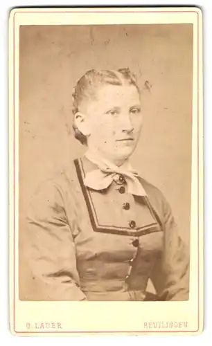 Fotografie O. Lauer, Reutlingen, Gartenstrasse 181, Junge Frau mit Gretchenfrisur und Halsschleife