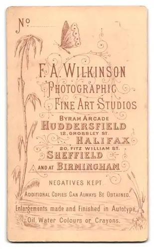 Fotografie F. A. Wilkinson, Huddersfield, Byram Arcade, Junge Dame mit Lockenfrisur im Samtkleid