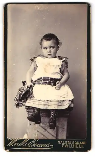 Fotografie W. M. Evans, Pwllheli, Salem Square, Kleines Kind in Kleidchen und Stiefeln