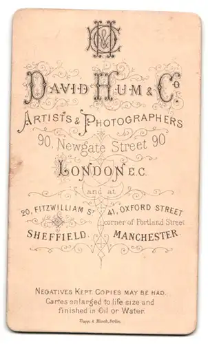 Fotografie David Hum & Co., London, Newgate Street 90, Junger Mann mit Bleistift-Bärtchen