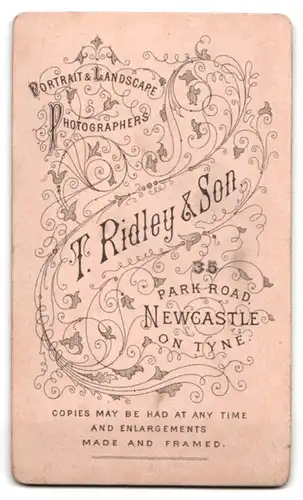 Fotografie T. Ridley & Son, Newcastle, Park Road, Kräftiger Bürgerlicher mit Vollbart, auf eine Lehne gestützt