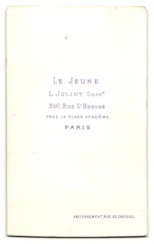 Fotografie L. Joliot Succr., Paris, Rue St. Honoré 350, Dame mit Medaillon im hellen taillierten Kleid