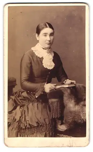 Fotografie W. Morley, Taunton, East Street 27, Junge Dame mit Spitzenkragen im Rüschenrock