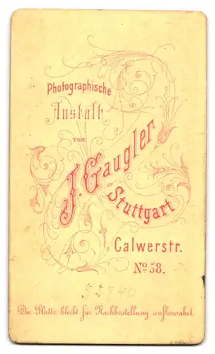 Fotografie J. Gaugler, Stuttgart, Calwersrasse 58, Dame mit kunstvoller Frisur im taillierten Rüschenkleid
