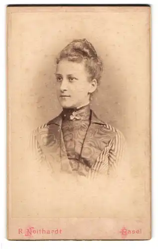 Fotografie R. Neithardt, Basel, St. Clara-Strasse 54, Junge Dame mit kunstvoller Frisur und Kleeblatt-Brosche