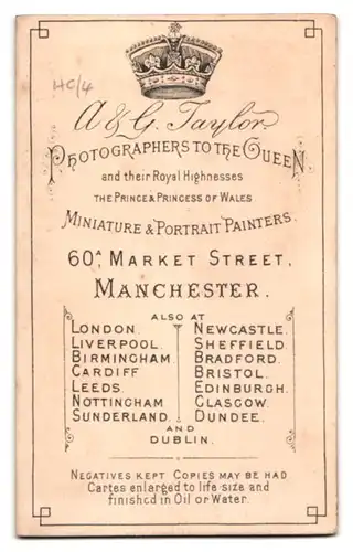 Fotografie A. & C. Taylor, Manchester, Dame mit Ohrschmuck, Spitzenkragen und Brosche