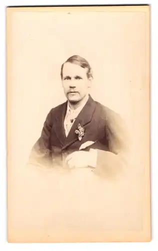 Fotografie R. Roberts Wilson, Walworth, Penrose Street 48, Bürgerlicher mit weisser Krawatte und Ansteckblume