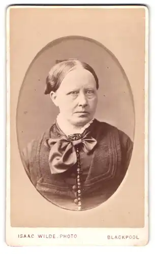 Fotografie Isaac Wilde, Blackpool, Ältere Dame mit Mittelscheitel und Zierschleife