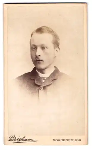 Fotografie W. D. Brigham, Scarborough, Esplanade 20, Bartloser Jüngling im Sonntagsstaat