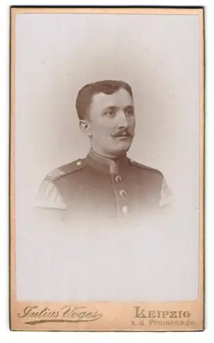 Fotografie Julius Voges, Leipzig, a.d. Promenade, Musikcorps-Uffz. in Uniform mit Schwalbennestern