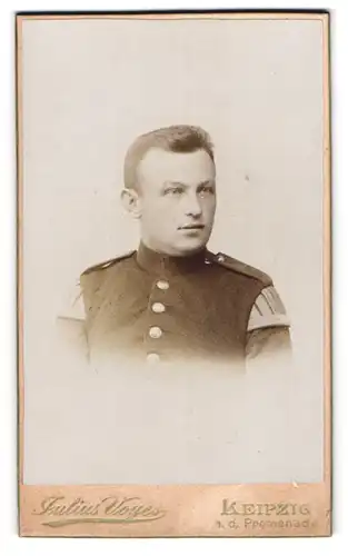 Fotografie Julius Voges, Leipzig, a.d. Promenade, Soldat des Musikcorps in Uniform mit Schwalbennestern