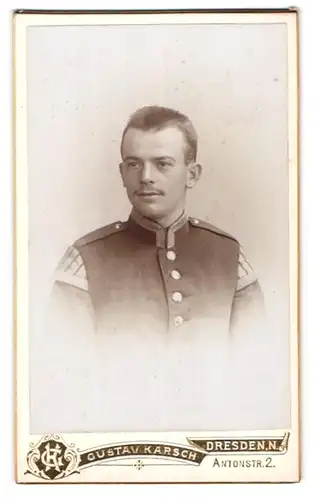 Fotografie Gustav Karsch, Dresden, Antonstrasse 2, Uffz. in Uniform mit Schwalbennestern