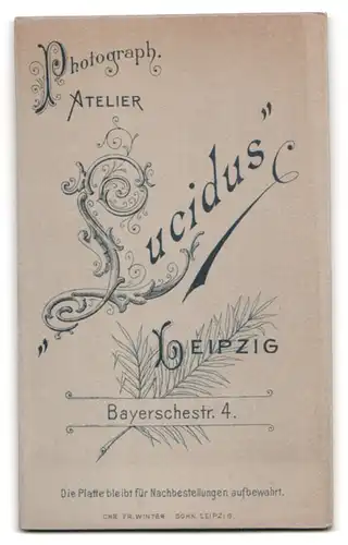 Fotografie Atelier Lucidus, Leipzig, Bayerschestrasse 4, Uffz. in Uniform mit Mantel, IR 107