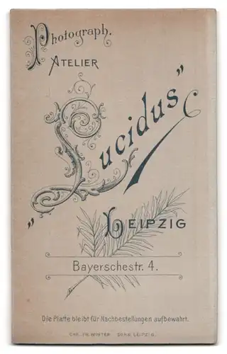 Fotografie Atelier Lucidus, Leipzig, Bayerschestrasse 4, Uffz. in Uniform mit Mantel IR 107