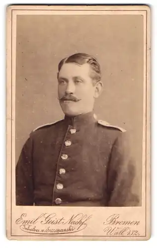 Fotografie Emil Geist Nachf., Bremen, Wall 132, Soldat in Uniform mit Schnauzbart