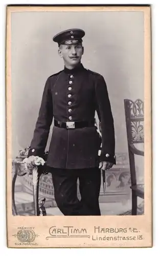 Fotographie Carl Timm, Harburg a. E., Lindenstrasse 18, Uniformierter Soldat mit Bajonett und Portepee