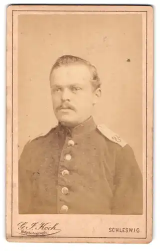 Fotographie G. F. Koch, Schleswig, Lollfuss 118-120, Soldat mit pomadisiertem Haar in Uniform, IR 84