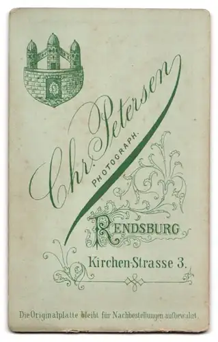 Fotografie Chr. Petersen, Rendsburg, Kirchen-Strasse 3, Sitzender Soldat in Uniform mit Bajonett