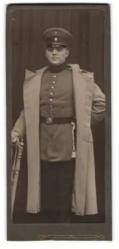Fotografie unbekannter Fotograf und Ort, Soldat in Uniform und Mantel, Bajonett