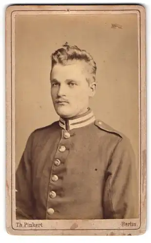 Fotografie Th. Pinkert, Berlin, Grosse Friedrich-Strasse 113, Gardesoldat in Uniform