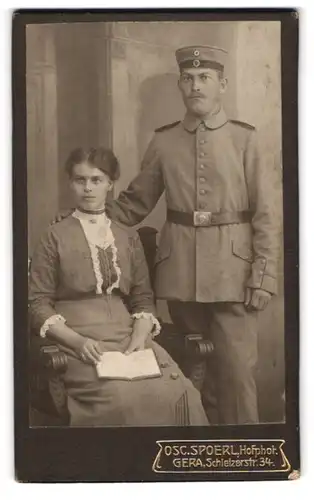 Fotografie Osc. Spoerl, Gera, Schleizerstrasse 34, Uniformierter Soldat mit Krätzchen nebst Gattin