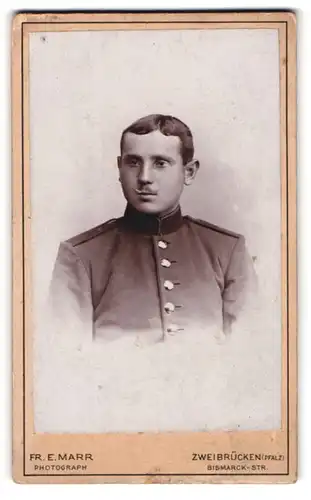Fotografie Fr. E. Marr, Zweibrücken /Pfalz, Bismarck-Strasse, Portrait eines jungen Soldaten in Uniform