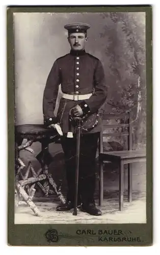 Fotografie Carl Bauer, Karlsruhe, Zähringerstrasse 41, Soldat mit Krätzchen, Säbel mit Portepee in Uniform