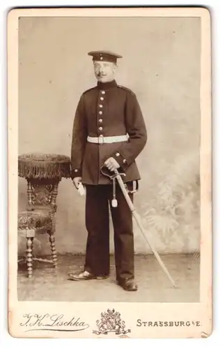 Fotografie J. K. Lischka, Strassburg i. E., Schreiberstubgasse 6, Soldat mit Säbel und Portepee in Uniform